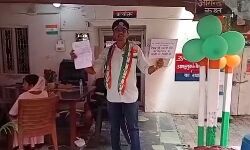 हाथों में तख्ती लेकर पैदल थाने पहुंच गये सपा नेता- बोले फांसी दो, फांसी दो