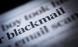 बुलाती है मगर जाने का नहीं- अकेली बताकर बुलाया फिर हुई तीन की एंट्री