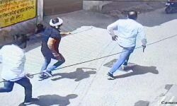 पेशी पर आये मुलजिम पर बदमाशों ने की ताबड़तोड़ फायरिंग- सिपाही भी घायल पेशी पर आये मुलजिम पर बदमाशों ने की ताबड़तोड़ फायरिंग- सिपाही भी घायल