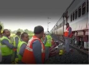 ट्रैक पर दौड़ रही ट्रेन के तीन डिब्बे हुए बेपटरी-आधा सैकड़ा घायल