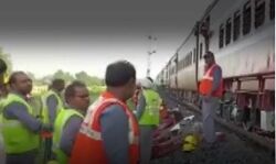 ट्रैक पर दौड़ रही ट्रेन के तीन डिब्बे हुए बेपटरी-आधा सैकड़ा घायल ट्रैक पर दौड़ रही ट्रेन के तीन डिब्बे हुए बेपटरी-आधा सैकड़ा घायल