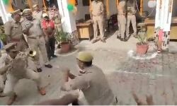 दारोगा एवं सिपाही ने किया ऐसा डांस-SP ने सुना दिया लाईन हाजिर का फरमान दारोगा एवं सिपाही ने किया ऐसा डांस-SP ने सुना दिया लाईन हाजिर का फरमान