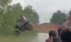 शर्ट में आग लगाकर नदी में छलांग लगाने वाले स्टंटबाज का हुआ ऐसा इलाज शर्ट में आग लगाकर नदी में छलांग लगाने वाले स्टंटबाज का हुआ ऐसा इलाज