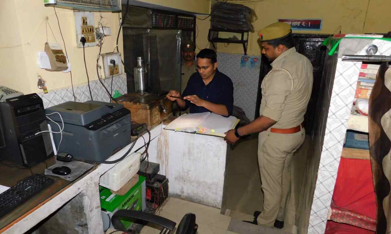 SSP को औचक निरीक्षण को आया देख मचा हड़कंप-दी यह हिदायत SSP को औचक निरीक्षण को आया देख मचा हड़कंप-दी यह हिदायत