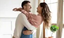 दफ्तर में आया जोश-गले लगाई महिला सहकर्मी की तोड़ डाली 3 पसलियां दफ्तर में आया जोश-गले लगाई महिला सहकर्मी की तोड़ डाली 3 पसलियां