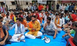 आरोपियों को छोड़ने से खफा बजरंग दल ने थाने पर पढी हनुमान चालीसा आरोपियों को छोड़ने से खफा बजरंग दल ने थाने पर पढी हनुमान चालीसा