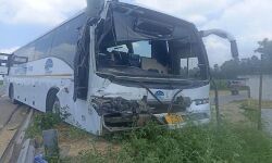 वोल्वो बस के डिवाइडर से टकराने पर यात्रियों में चीख पुुकार- कई घायल वोल्वो बस के डिवाइडर से टकराने पर यात्रियों में चीख पुुकार- कई घायल