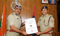 सराहनीय कार्यों का मिला इनाम-SSP हुए स्वर्ण चिन्ह से सम्मानित