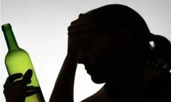 नशे में टल्ली युवती का हाई वोल्टेज ड्रामा- सड़क पर मचाया ऐसा बवाल नशे में टल्ली युवती का हाई वोल्टेज ड्रामा- सड़क पर मचाया ऐसा बवाल