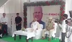 मंच से लगवाए जय श्रीराम के नारे की कम आई आवाज तो बोले राज्यपाल.. मंच से लगवाए जय श्रीराम के नारे की कम आई आवाज तो बोले राज्यपाल..