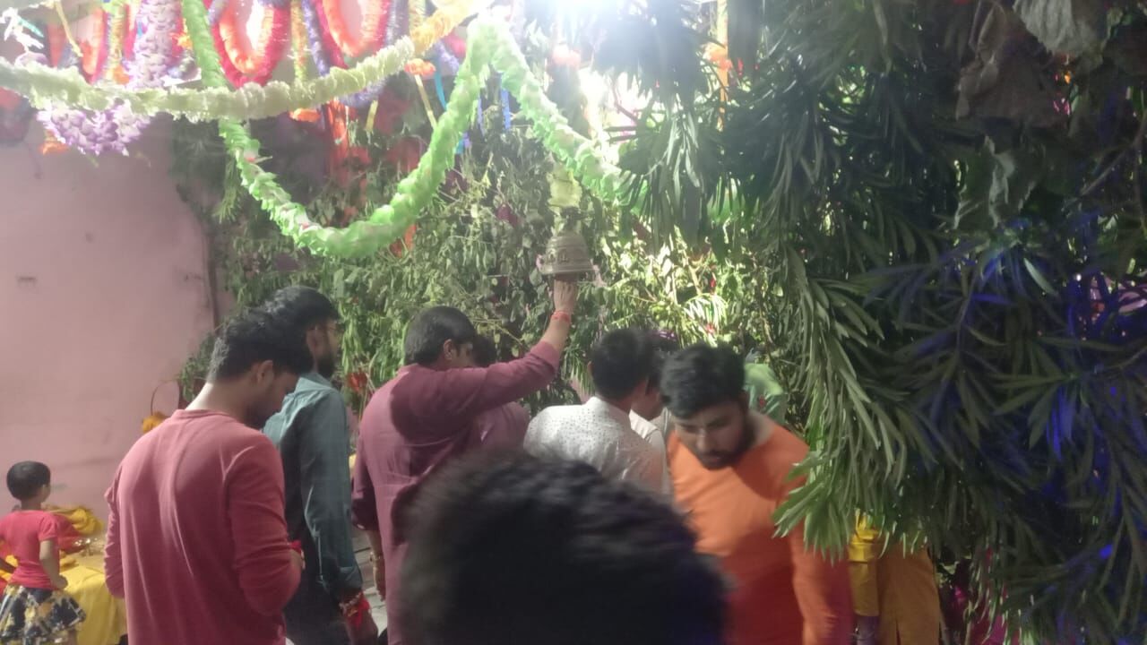 समाजसेवी मनीष ने देर रात तक की राधा-कृष्ण कुष्ठ आश्रम में पूजा अर्चना