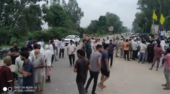 चारा काट रहे किसान को सांड ने पटककर उतारा मौत के घाट- लगाया जाम चारा काट रहे किसान को सांड ने पटककर उतारा मौत के घाट- लगाया जाम