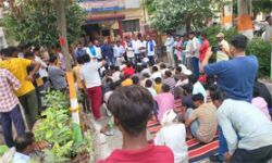 ग्राम प्रधान द्वारा युवक को पीटे जाने पर,भीम आर्मी ने घेरा थाना ग्राम प्रधान द्वारा युवक को पीटे जाने पर,भीम आर्मी ने घेरा थाना