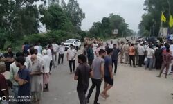 चारा काट रहे किसान को सांड ने पटककर उतारा मौत के घाट- लगाया जाम