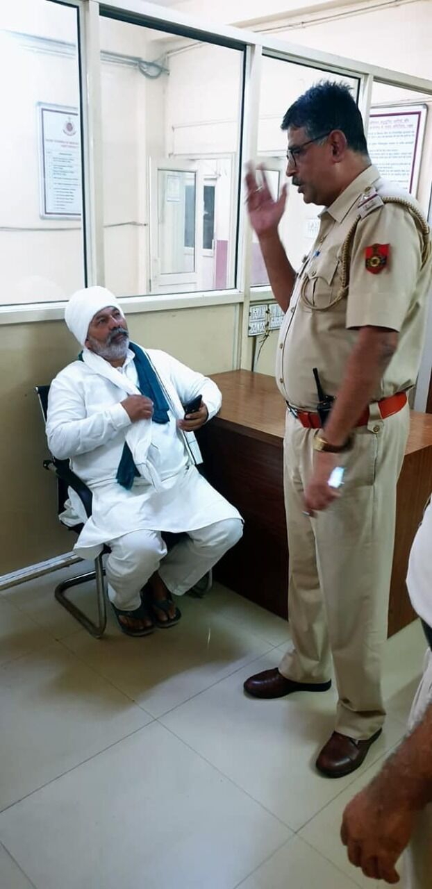 राकेश टिकैत को दिल्ली पुलिस ने लिया हिरासत में-थाने में बिठाया
