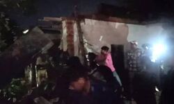 बारिश के कारण कैंटीन में बैठकर शराब पी रहे लोगो पर छत गिरने से चार दबे