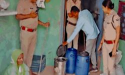 घर के भीतर चला रखी थी कच्ची दारू की फैक्ट्री- ऐसे बना रहा था शराब