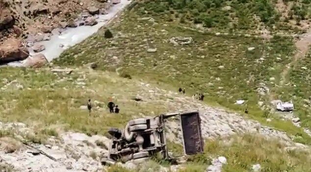 सैनिको को लेकर जा रहा ट्रक इतनी गहरी खाई में गिरा- 9 की मौत