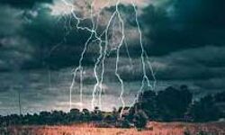 बिजली गिरने से एक की मौत, दो जख्मी बिजली गिरने से एक की मौत, दो जख्मी