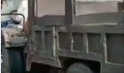 गाजीपुर बॉर्डर पर रोके किसान तो सड़क पर धरना शुरू- किए गिरफ्तार गाजीपुर बॉर्डर पर रोके किसान तो सड़क पर धरना शुरू- किए गिरफ्तार