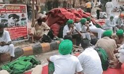 बिना अनुमति के जंतर मंतर पर चल रही किसानों की महापंचायत बिना अनुमति के जंतर मंतर पर चल रही किसानों की महापंचायत