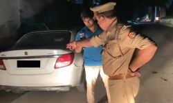 सड़क पर खड़ी कार का हुआ चालान तो भड़की वकील की पत्नी ने काटा बवाल