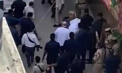 बीजेपी अध्यक्ष द्वारा अमित शाह के जूते उठाने पर मचा हंगामा