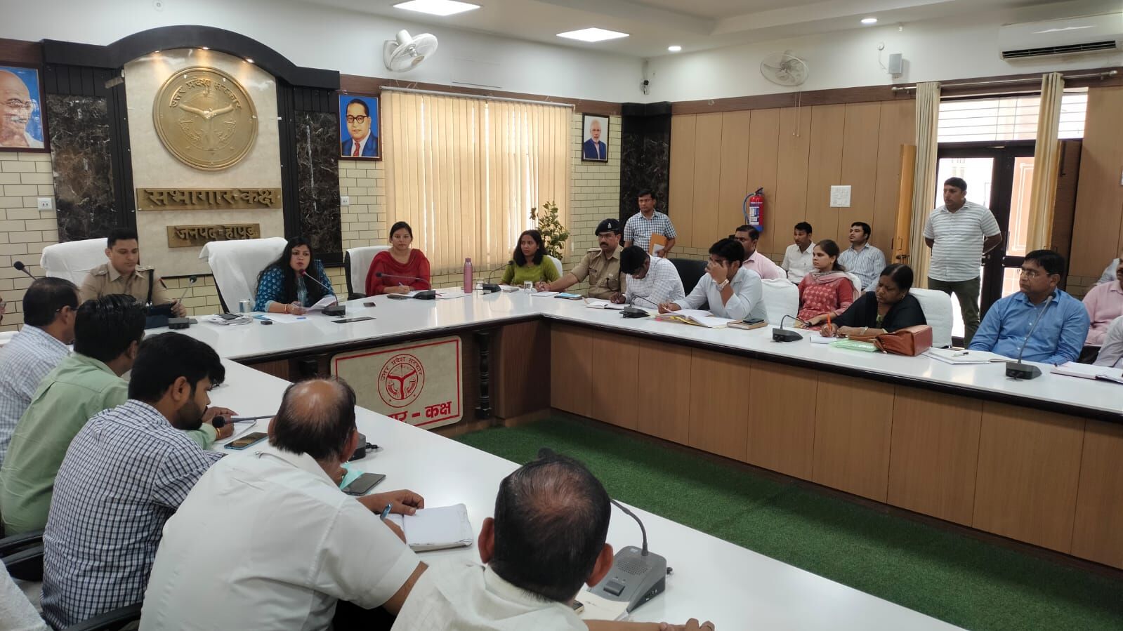 CM योगी के आगमन को लेकर DM-SP ने की बैठक- दिये निर्देश CM योगी के आगमन को लेकर DM-SP ने की बैठक- दिये निर्देश