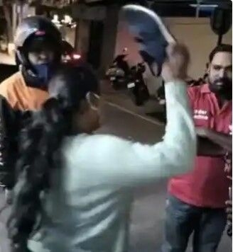 गालीबाज महिला के बाद अब एक और नया स्वरूप-जूतेबाज महिला ने दिखाये हाथ गालीबाज महिला के बाद अब एक और नया स्वरूप-जूतेबाज महिला ने दिखाये हाथ