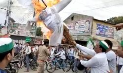 राकेश टिकैत को दो कौड़ी का बताने वाले मंत्री का भाकियू ने फूंका पुतला राकेश टिकैत को दो कौड़ी का बताने वाले मंत्री का भाकियू ने फूंका पुतला