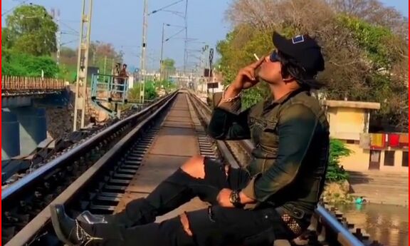 रेलवे ट्रैक पर पहुंचे डी सलमान खान ने दिखाया जलवा, अब दर्ज हुई FIR
