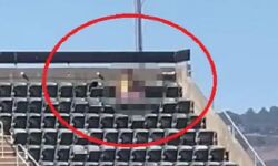 स्टेडियम में चल रहे मैच के दौरान कपल ने किया ऐसा काम-लाईव देख मचा हड़कंप