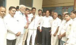 सर्किल रेट में बढ़ोतरी से अधिवक्ताओं में उबाल- किया धरना प्रदर्शन