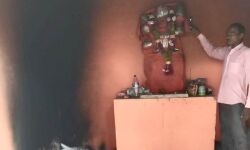 असामाजिक तत्वों ने मंदिर में लगाई आग- गुस्साये ग्रामीणों का प्रदर्शन