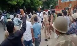 भीम आर्मी के जवानों पर भांजी पुलिस ने लाठियां- कर लिये इतने अरेस्ट भीम आर्मी के जवानों पर भांजी पुलिस ने लाठियां- कर लिये इतने अरेस्ट