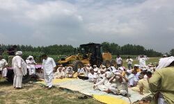 किसानों का हाईवे पर हंगामा- रुकवाया दिल्ली देहरादून राजमार्ग का काम