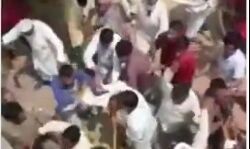 राशन की दुकान को लेकर बहा खून- पुलिस के सामने ही होता रहा यह काम राशन की दुकान को लेकर बहा खून- पुलिस के सामने ही होता रहा यह काम