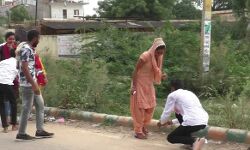 हाय री राजनीति-पद के लिये पकडवा दिये लडकियों के पैर और करवा दिया..