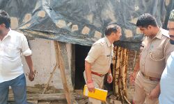 भरभराकर गिरा गरीब का आशियाना- मलबे में दबी बच्ची की मौत