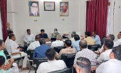 DM-ADM ने की प्रधानों से वार्ता- गांव का माहौल ना बिगड़ने का मिला आश्वासन DM-ADM ने की प्रधानों से वार्ता- गांव का माहौल ना बिगड़ने का मिला आश्वासन