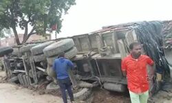 घर के बाहर सो रहे किशोर पर पलटा ट्रक- उड़ गए प्राण पखेरू, ड्राइवर फरार घर के बाहर सो रहे किशोर पर पलटा ट्रक- उड़ गए प्राण पखेरू, ड्राइवर फरार