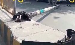 फीलगुड के अंतर्गत लगाया गया डिवाइडर का खंभा सड़क पर गिरा