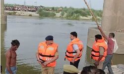 किसानों से भरी ट्रैक्टर ट्रॉली नदी में समाई-40 में से 20 किसान लापता किसानों से भरी ट्रैक्टर ट्रॉली नदी में समाई-40 में से 20 किसान लापता