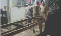 थाने में हंगामा- भाजपा नेता और सिपाही के बीच मारपीट थाने में हंगामा- भाजपा नेता और सिपाही के बीच मारपीट