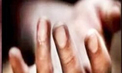 फांसी लगाकर युवक ने मौत को गले लगाया- दरवाजा तोड़ निकाला शव फांसी लगाकर युवक ने मौत को गले लगाया- दरवाजा तोड़ निकाला शव