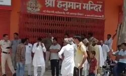 मंदिर में चोरी कर रही महिला गेट बंद कर दबोची-पहले भी कर चुकी चोरी मंदिर में चोरी कर रही महिला गेट बंद कर दबोची-पहले भी कर चुकी चोरी