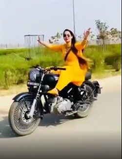 बुलेट वाली स्टंटबाज ने पहले मारी टक्कर-फिर महिला सिपाही से मारपीट और.. बुलेट वाली स्टंटबाज ने पहले मारी टक्कर-फिर महिला सिपाही से मारपीट और..