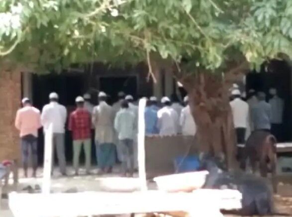 वायदा तोड़कर पढी सामूहिक नमाज- अब 26 पर हुई FIR
