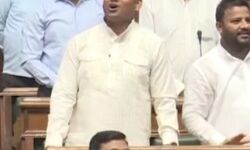 हंगामा काट रहे BJP विधायक मार्शलोें ने किए सदन से बाहर हंगामा काट रहे BJP विधायक मार्शलोें ने किए सदन से बाहर