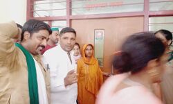 तिरंगा खरीद में घोटाला- विकास भवन में तालाबंदी कर महिलाएं धरने पर